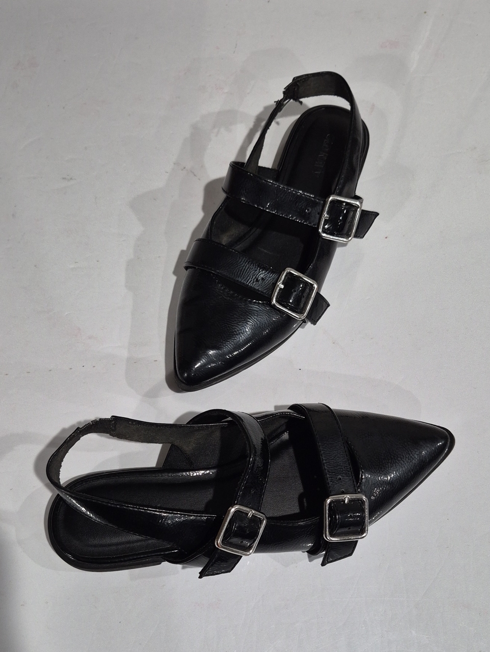 Slingback Pointed-Toe Flats in Black - Unbranded